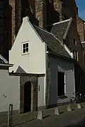 Gebouwtje tegen de buurkerk