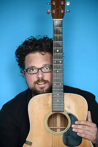 Geert Verdickt met zijn Martin-D28 gitaar (april 2012).