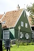 Bakstenen huis met houten bovenbouw