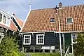 Houten huis onder zadeldak