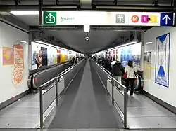 Wandelgang tussen het metro en premetrogedeelte. Op de wanden het kunstwerk van Jan Vanriet