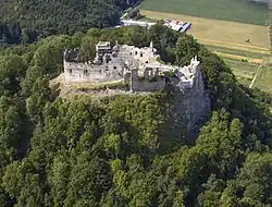 De ruïnes van de burcht Považský hrad boven de stad