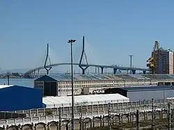 De brug met de stad Cádiz op de achtergrond