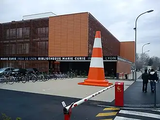 Bibliothèque Marie Curie van INSA Lyon in Villeurbanne - op de voorgrond de cône de Lübeck, een gigantische reproductie van een Pylon, een kunstwerk van Lilian Bourgeat uit 2010