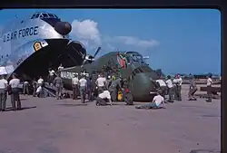 C-124 met UH-34D-helikopter