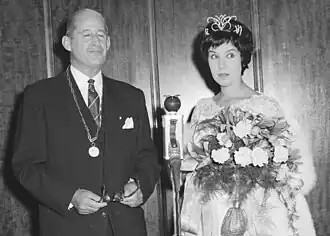 Burgemeester C.E.B. Kuntze naast Eierkoningin (Ria Kuyken) 1961
