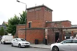 De ingang van de schuilkelder aan Buck Street