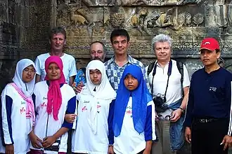 Een foto van CCC Inc bij de Borobudur, poserend met enkele bezoekers van het monument.