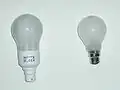 links een spaarlamp lijkend op een gloeilamp, rechts