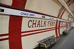 Het tegelwerk van Green langs het perron.