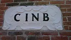 Gevelsteen met de initialen van de vermoedelijke stichter