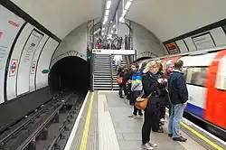 Het perron met de trappen aan de zuidkant