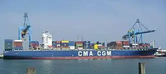 Containerschip CMA CGM BALZAC in de PSA HNN-terminal.