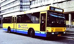 ​ ​ ​ Streekgele basis met licht- en donkerblauwe strook op de schotplaten.