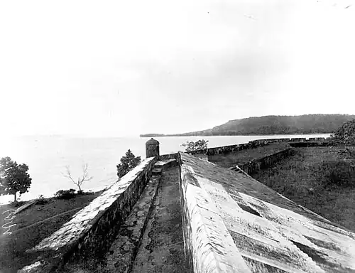 De wal met spietoren van Fort Duurstede