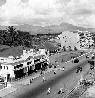 Jalan Asia-Afrika gezien vanaf Hotel Savoy Homann (1930-1947).