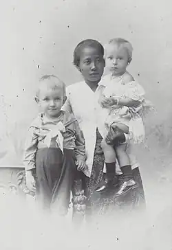 Baboe met twee kinderen (rond 1920)