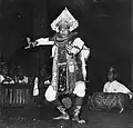 Baris danser met op de achtergrond een gamelanorkest in het Bali Hotel, 1971