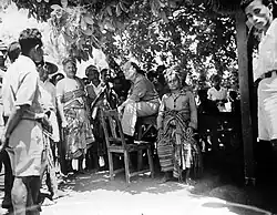 Groep Timorezen en pastoor Martens, tijdens de Japanse bezetting in oktober 1945.