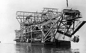 Het emmerbaggerschip Doejoeng in 1937 voor de kust van Belitung