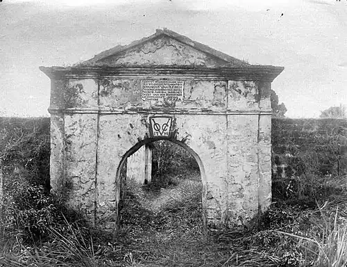 Foto uit 1921, de resten van een in 1748 gebouwd fort van de VOC aan de Kayelibaai