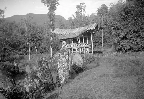 Dodenhuisje met dodenstenen in Celebes, Wereldmuseum Amsterdam
