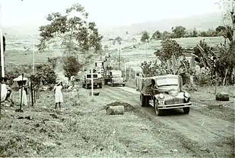 Een colonne vrachtwagens van het Nederlandse leger.