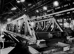 Spoorbrug in aanbouw in de hal