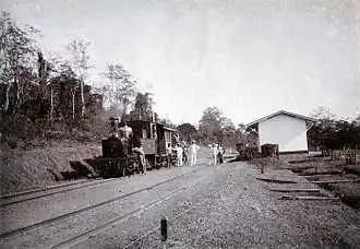 Een stoomlocomotief bij het spoorwegstation van Garahan (1895-1910).