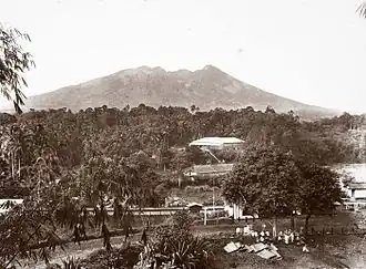 Halte van de spoorwegen in Batoetoelis, met de vulkaan Salak op de achtergrond (1920-1930).