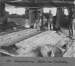 Het gieten van tinblokken te Pangkalpinang