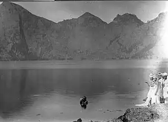 Het offeren van gouden voorwerpen in de Segara-Anak (ca. 1920).