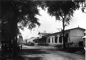 Het stationsgebouw te Djember op Oost-Java (1927-1929).