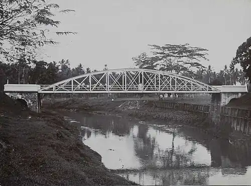 IJzeren vakwerkbrug over de rivier in Kandangan 1910-1940
