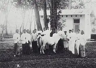Leerlingen van de Landbouwschool te Buitenzorg krijgen onderricht bij een paard