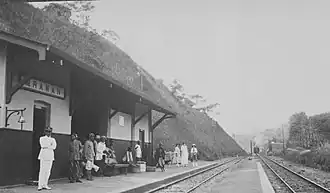Nederlandse familie en Javanen wachten op het perron van het spoorwegstation van Mrawan op de komst van de trein (1920-1940).