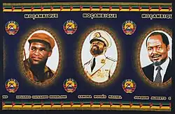 Capulana met portretten van de Mozambikaanse regeringsleiders Eduardo Mondlane, Samora Machel en Joaquim Chissano, Wereldmuseum Amsterdam, vóór 2003.