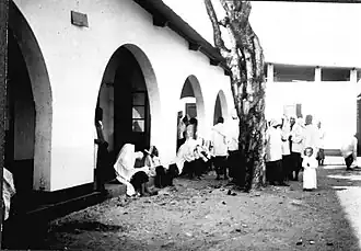 Op het eiland Kuiper wachten pelgrims op de pont die hen naar de quarantainepost op het eiland Onrust zal brengen (1915).