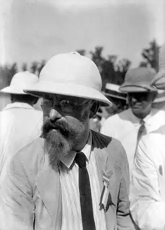 Docters van Leeuwen voorafgaand aan een expeditie naar Krakatau (mei 1929)