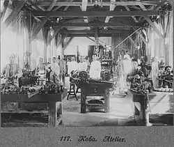 Portret van arbeiders in een werkplaats bij de tinmijnen te Koba.