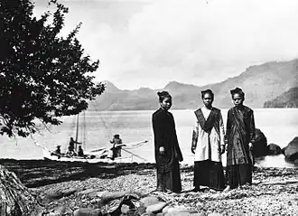 Portret van een drietal jonge vrouwen op de Sangihe-eilanden in traditionele kleding (Collectie Tropenmuseum)