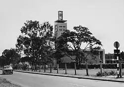 Het parlementsgebouw in 1964