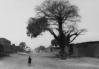 Straatgezicht in Sikasso, zijweg van de zuidelijke goudron (1986)