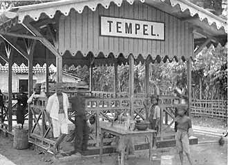 Straatverkoop bij het station Tempel op het stoomtramtraject Jogjakarta-Moentilan Midden-Java (1904).