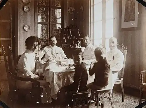 Met zus Marie Da Paula en broers Oscar en Theo en anderen aan tafel in Nederlands-Indië (1910-1920), Tropenmuseum