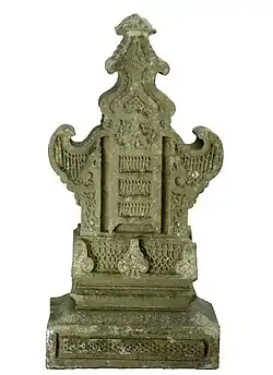 Zandstenen grafsteen in Atjeh