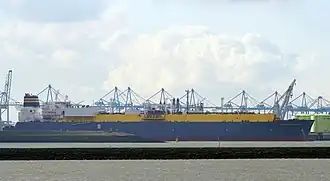 Schip voor LNG-transport bij de kade