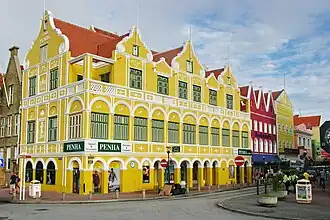 Curaçao, Vlaamse gevels van het Penhagebouw en het gebouw ernaast.