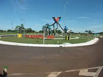 Tropische vogels bij de ingang van Caarapó