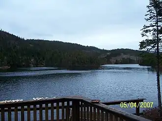 Zicht op een meertje aan de rand van Hickman's Harbour